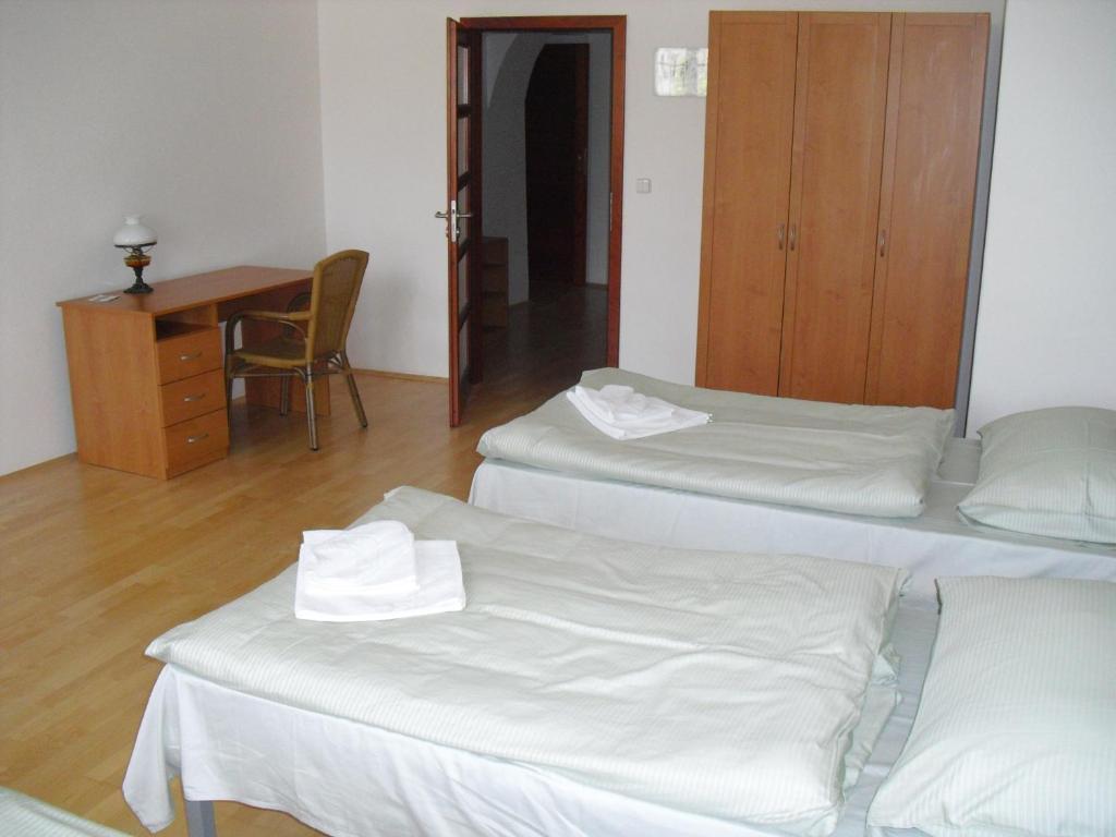 Mestsky Hotel Dorinka Hostinné Habitación foto