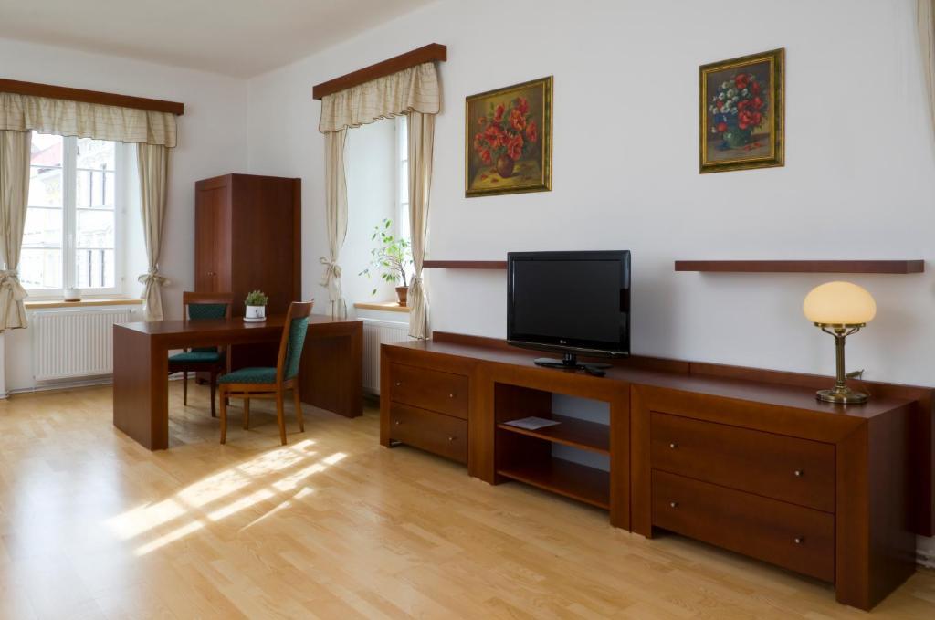 Mestsky Hotel Dorinka Hostinné Habitación foto