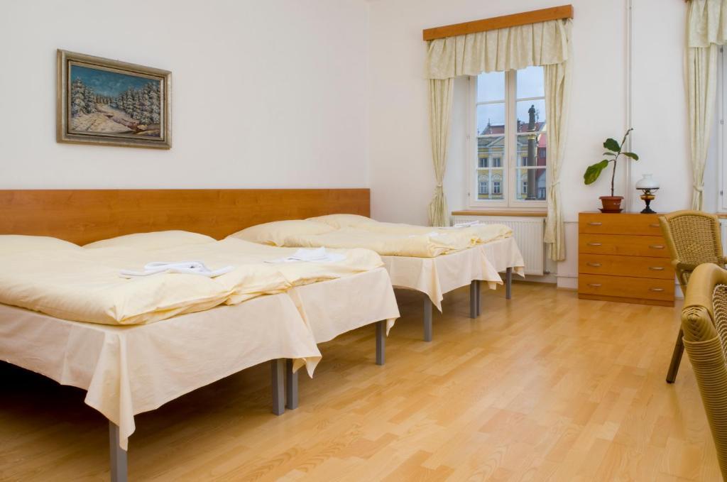 Mestsky Hotel Dorinka Hostinné Habitación foto