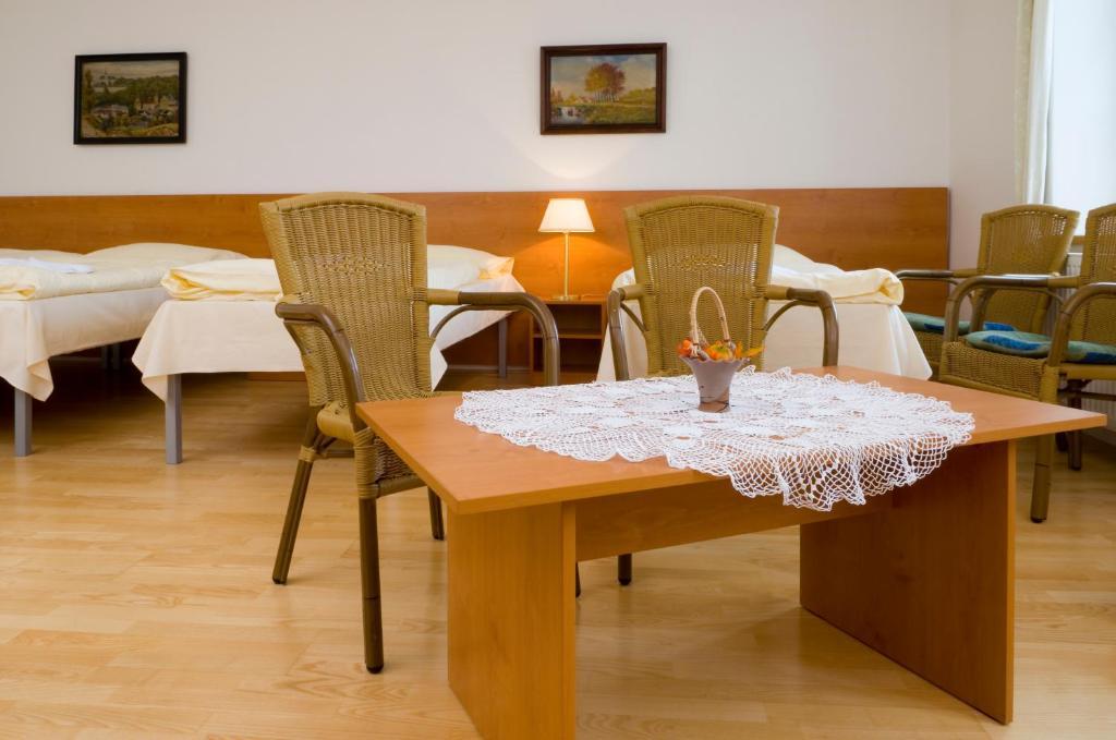 Mestsky Hotel Dorinka Hostinné Habitación foto