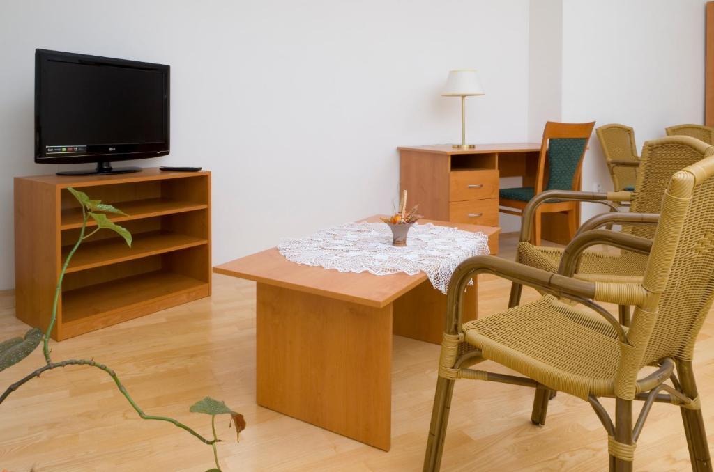 Mestsky Hotel Dorinka Hostinné Habitación foto