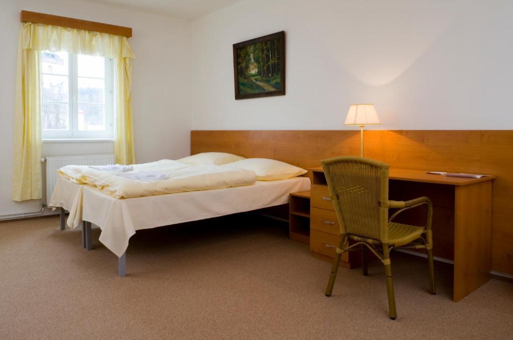 Mestsky Hotel Dorinka Hostinné Habitación foto