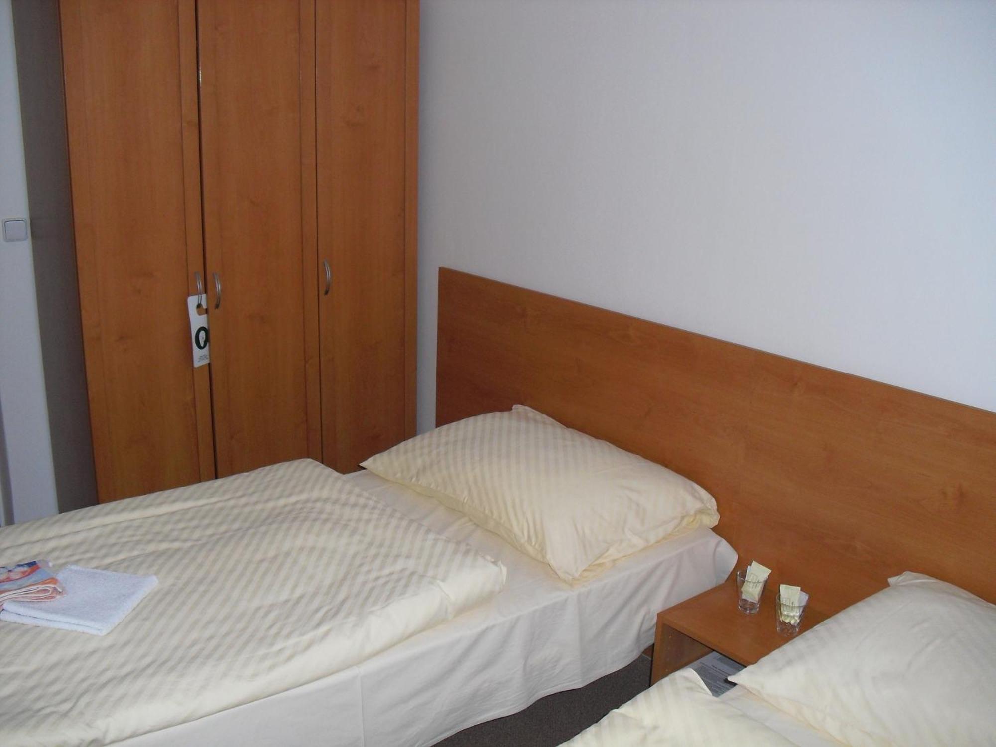 Mestsky Hotel Dorinka Hostinné Habitación foto