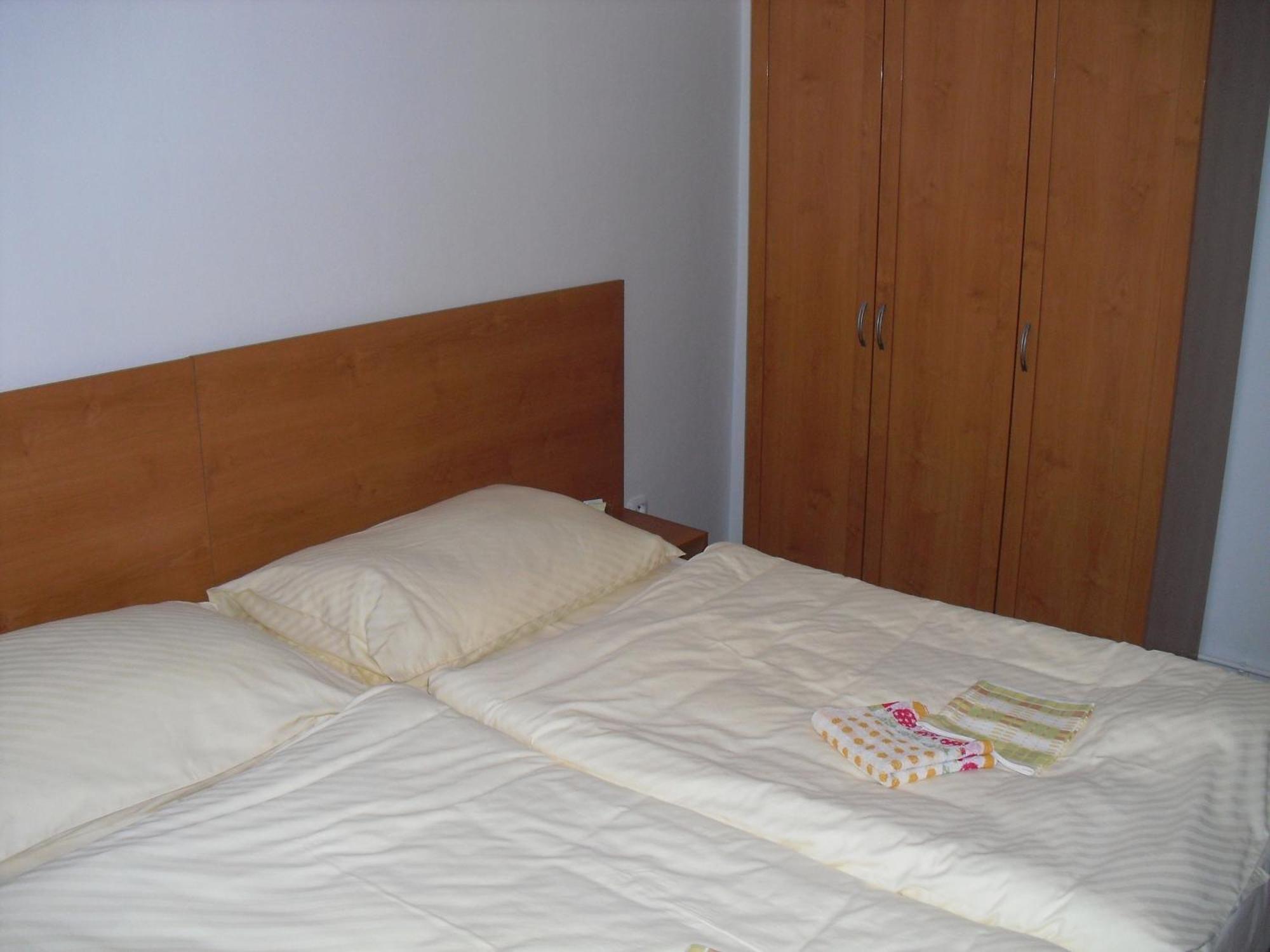 Mestsky Hotel Dorinka Hostinné Habitación foto