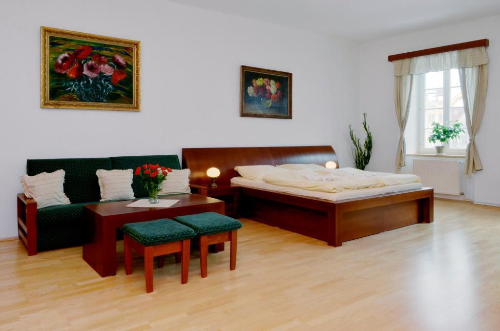 Mestsky Hotel Dorinka Hostinné Habitación foto