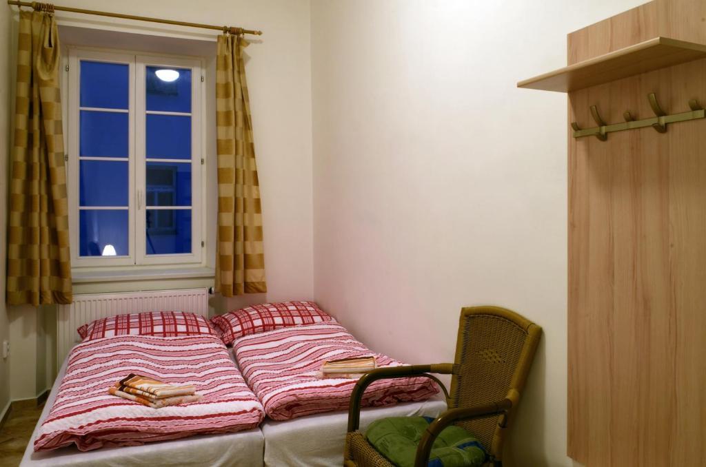 Mestsky Hotel Dorinka Hostinné Habitación foto