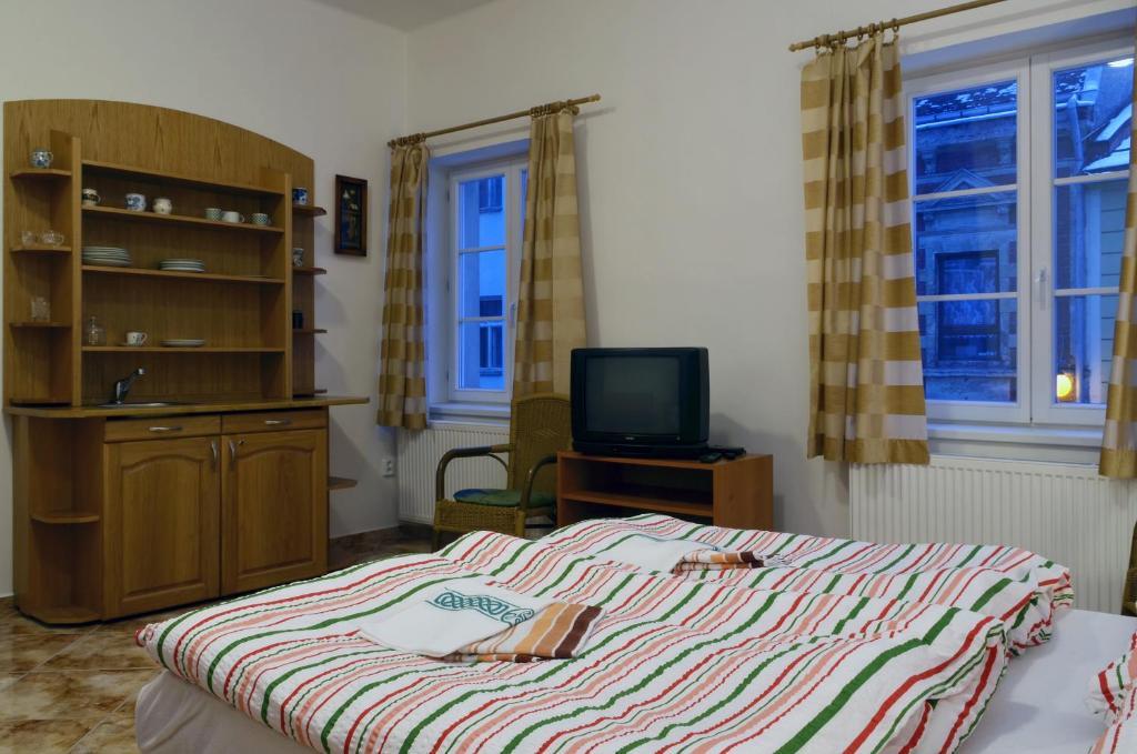 Mestsky Hotel Dorinka Hostinné Habitación foto
