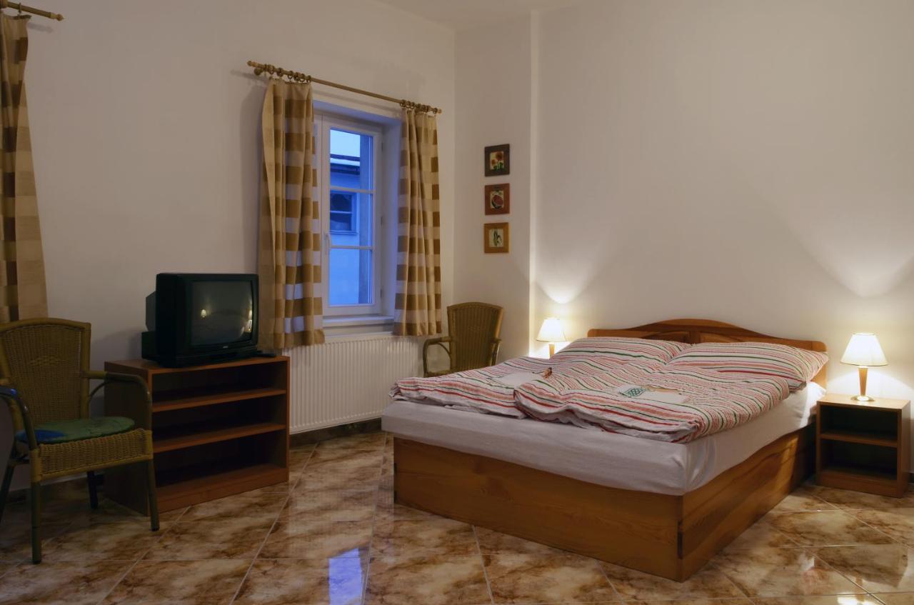 Mestsky Hotel Dorinka Hostinné Habitación foto